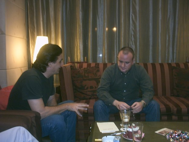 Ο Κώστας Σωτηρόπουλος συζητά με τον νέο WebMaster της Ελληνικής Μένσα, Βασίλη Τζιμόπουλο που βρίσκεται στα δεξιά του.